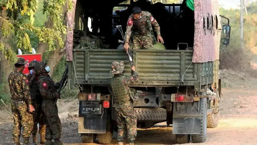 အမ်းက စစ်ရှောင်ကျေးရွာများမှ စားနပ်ရိက္ခာများကို စစ်ကောင်စီတပ်သားများ ခိုးယူနေ