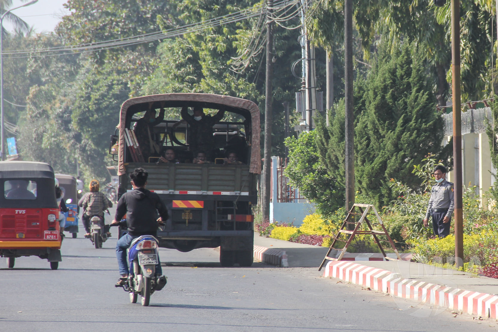 စစ်တပ်က ဖမ်းဆီးထားသည့် စစ်တွေ ဒေသခံများ ညှဉ်းပန်းနှိက်စက်ခံနေရ၊ မိသားစုဝင်များနှင့် အဆက်သွယ် မရသေး