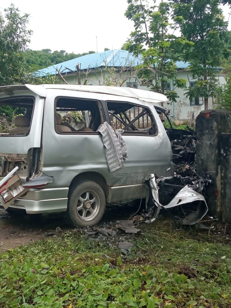 ပုံစာ - ယနေ့ ဇွန်လ ၁၇ ရက် နေ့လယ် ၁ နာရီ ၃၀ မိနစ်က စစ်ကောင်စီလက်နက်ကြီး ထိမှန်ပြီး ပျက်စီးသွားသော တောင်ကုတ်တက္ကသိုလ် သင်တန်းရေးရာဌာနမှူး နေအိမ်နှင့်ကား တွေ့ရစဉ်။ (ဓါတ်ပုံ - Kaung Myat Htet)