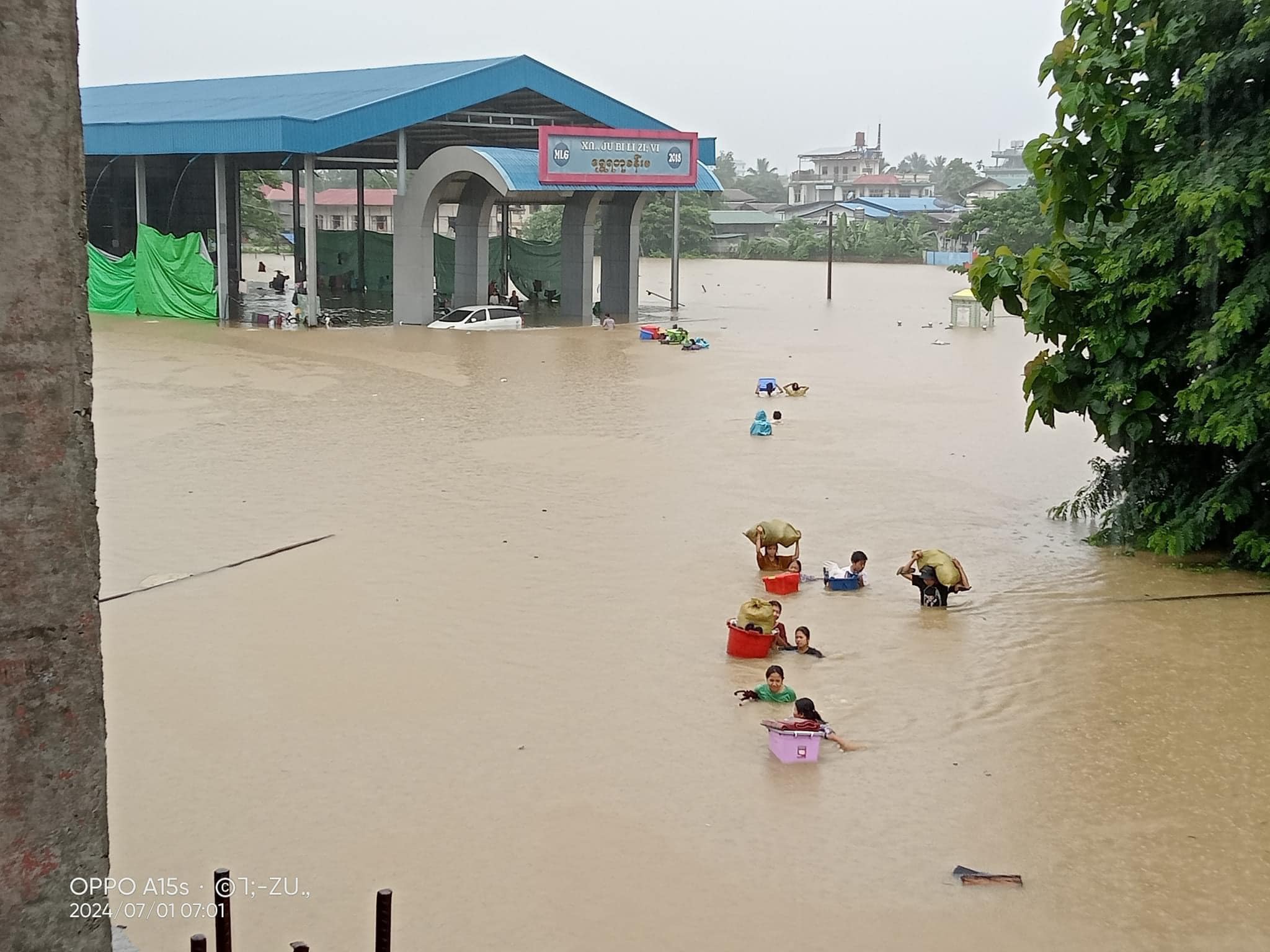 မြစ်ကြီးနားမြို့မှာ ရေကြီး၊ ပြည်သူ ထောင်ချီ ပိတ်မိနေ