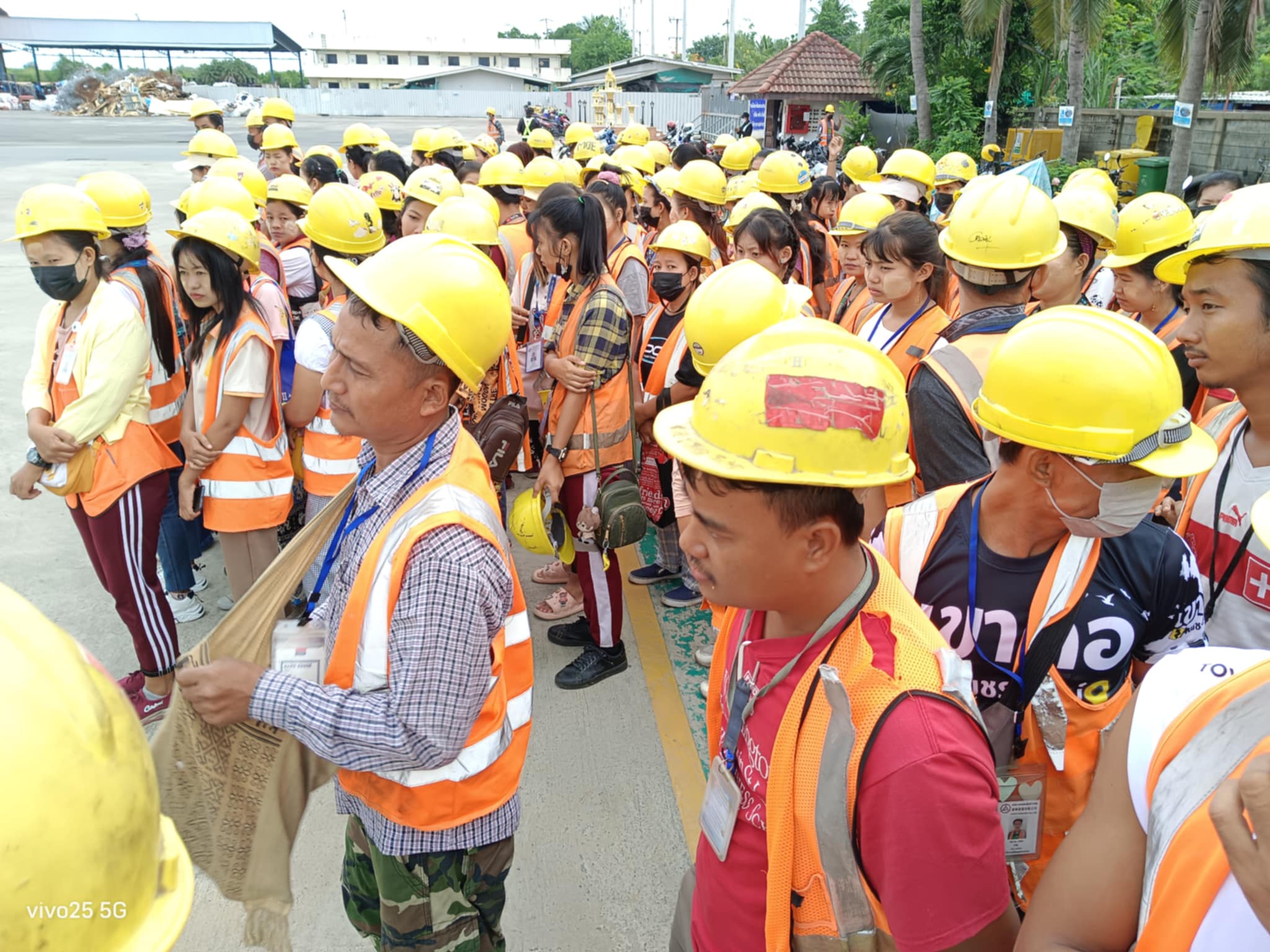 ထိုင်းနိုင်ငံ မဟာချိုင် စက္ကူစက်ရုံမှ မြန်မာရွှေ့ပြောင်း လုပ်သား ၃၀၀ ကျော် အကြောင်းမဲ့ အလုပ်ထုတ်ခံရ၊ နစ်နာကြေး ညှိနှိုင်းမှု အားလုံး အဆင်မပြေသေး