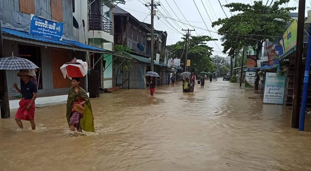 ရခိုင်တောင်ပိုင်းမှာ ရေကြီးပြီး နေအိမ်တွေနစ်မြှုပ်နေလို ဒေသခံတွေ အခက်အခဲဖြစ်နေကြပါတယ်