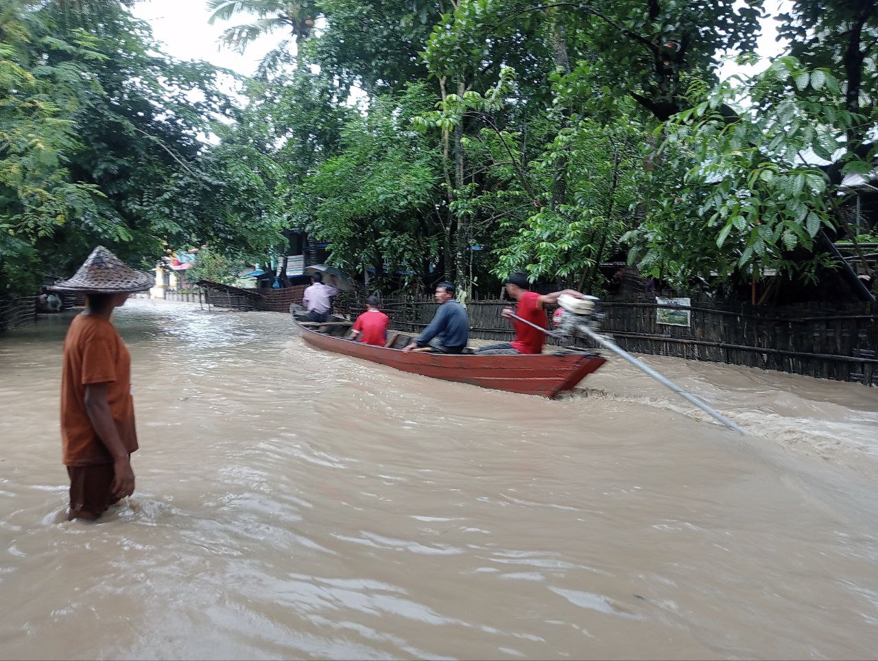 ရခိုင်မှာ မိုးအဆက်မပြတ်ရွာသွန်းလို့ လေးမြို့မြစ်ရေတက်လာကာ မြောက်ဦးမြို့နယ်မှာ ရေကြီးနေ