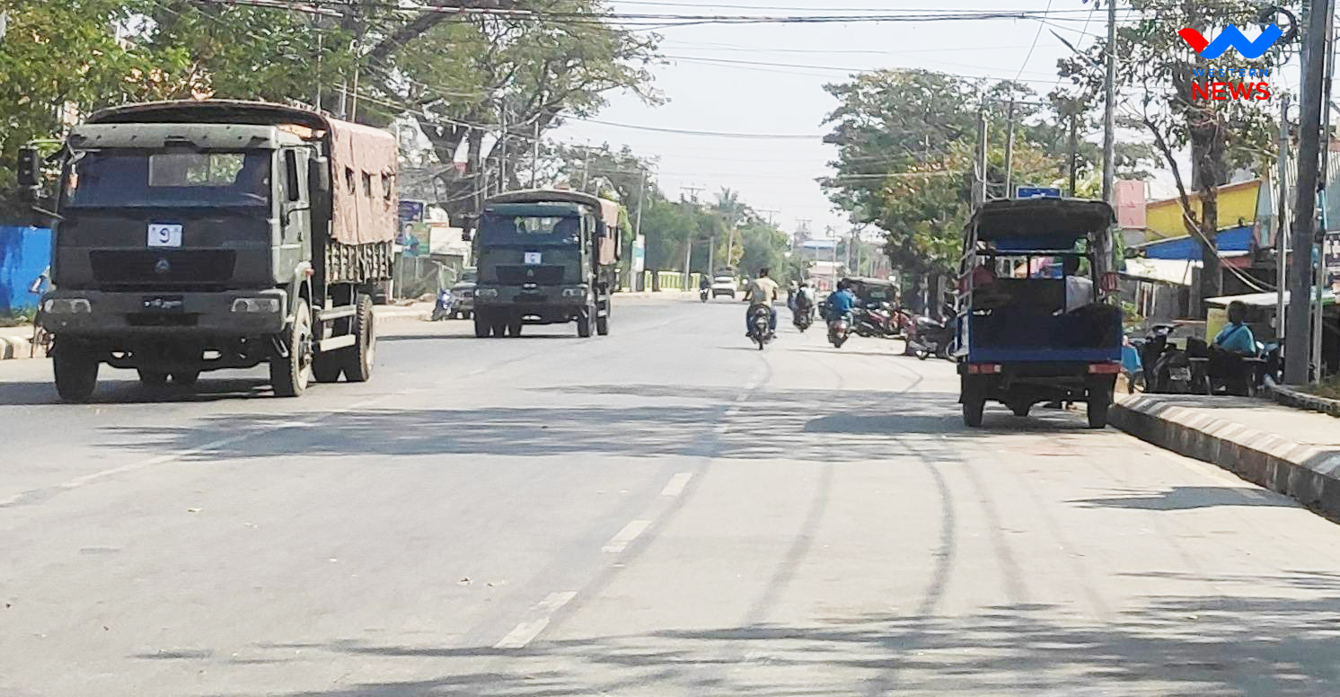 စစ်တွေမြို့ထဲ ညအချိန် စစ်ကောင်စီတပ်သားများ စစ်ကားယာဉ်တန်းနှင့်အတူ ခြေလျှင်တပ်သား ရာနှင့်ချီ လမ်းလျှောက်ကမ်းလှည့်လာ