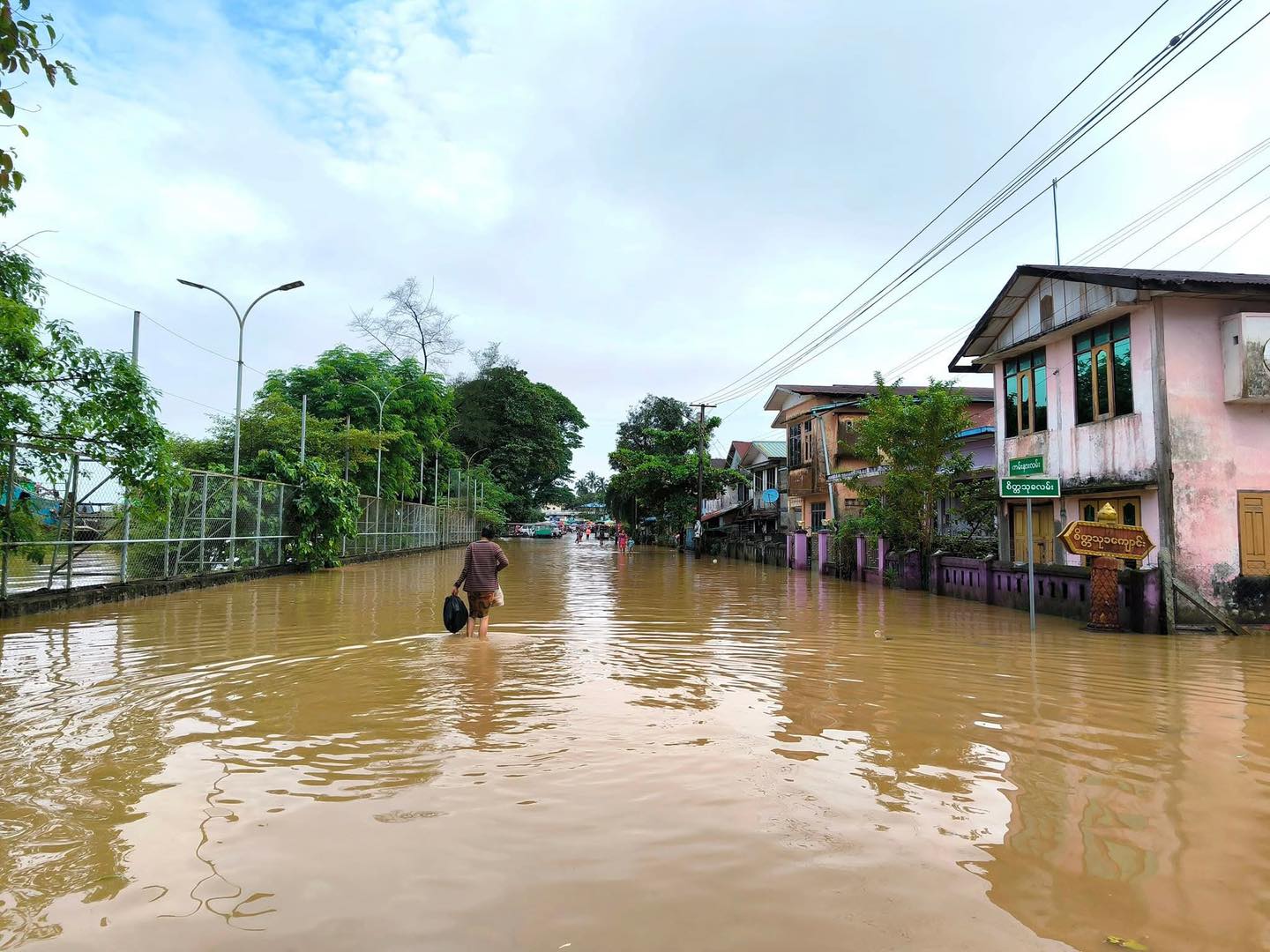 ဘားအံမှာ သံလွင်မြစ်ရေ ၆ ပေခန့် မြင့်တက်လာ ကူညီကယ်ဆယ်ရေးလိုအပ်နေ