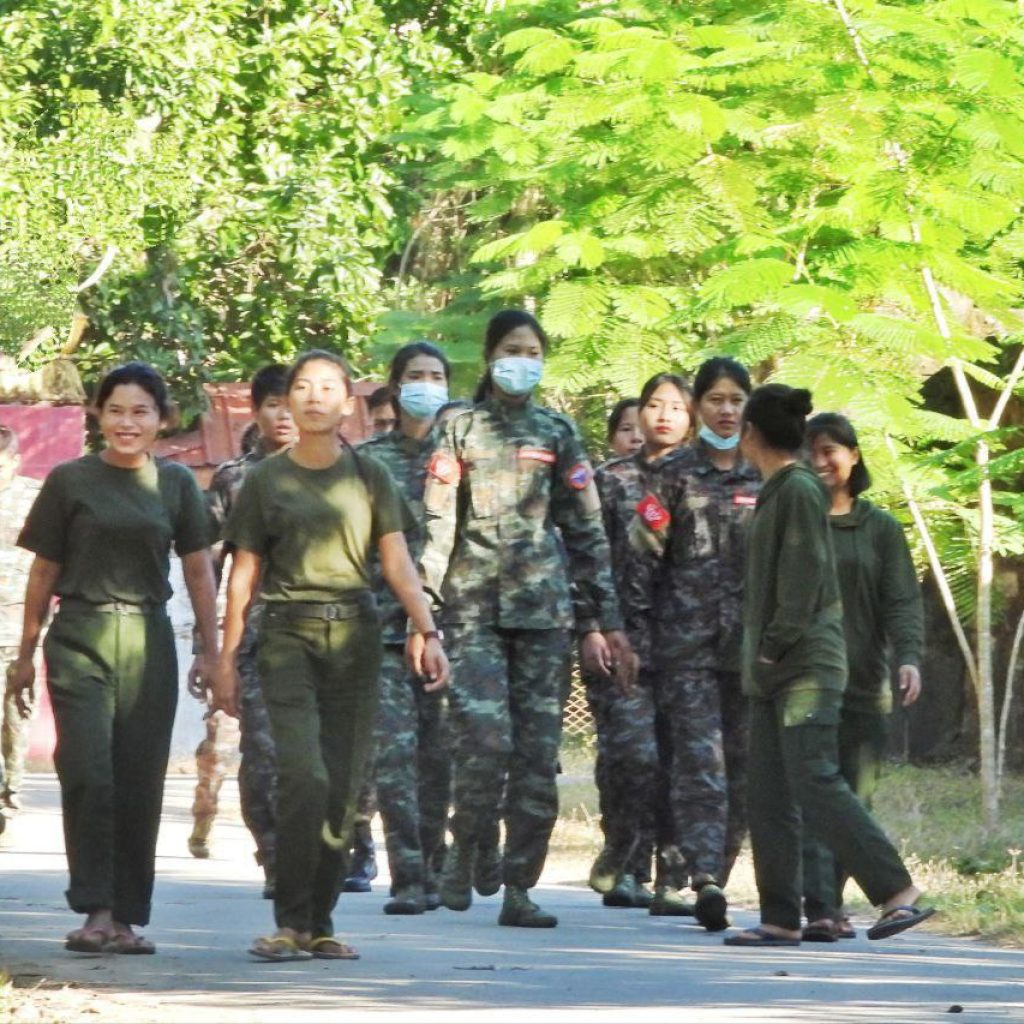 ဓါတ်ပုံ- AA တပ်ဖွဲ့ဝင်များနှင့် လုံခြုံရေးတပ်ဖွဲ့ဝင်များ တွေ့ရစဉ်/ ဓါတ်ပုံ APM