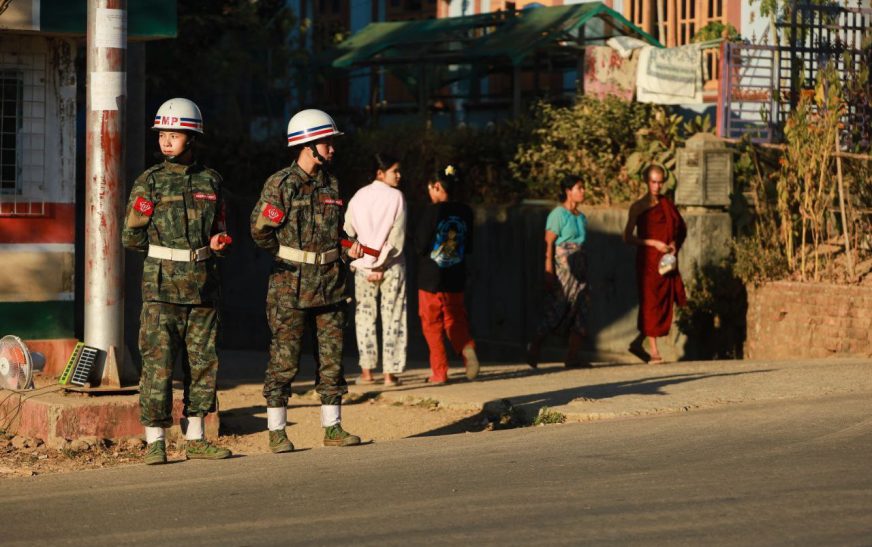 သိမ်းပိုက်ထားသည့် မြို့များတွင် AA က ယာဉ်အန္တရာယ်ကင်းရှင်းရေးဆောင်ရွက်နေ (ဓါတ်ပုံသတင်း)